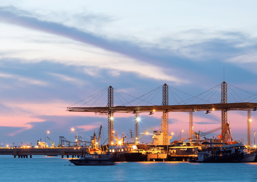 imagem panorâmica de um porto industrial
